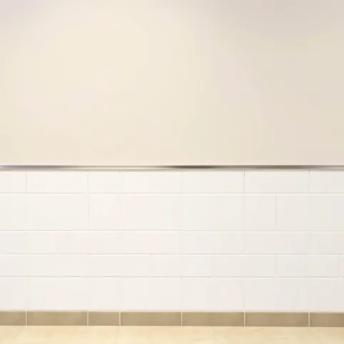 Jak wykończyć płytki w połowie ściany