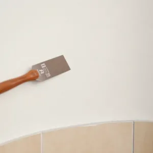 Jak wyrównać krzywe ściany pod płytki