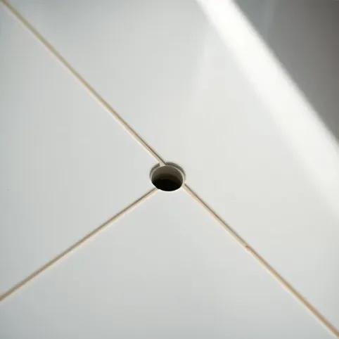 Jak zamaskować dziury po kołkach w płytkach