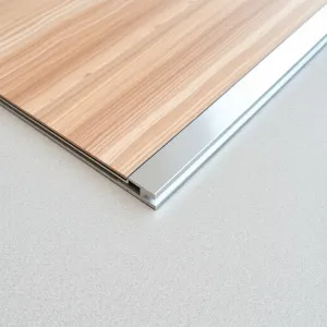 Jakie listwy do łączenia paneli z płytkami