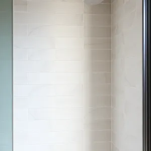 Jakie płytki na ścianę pod prysznic