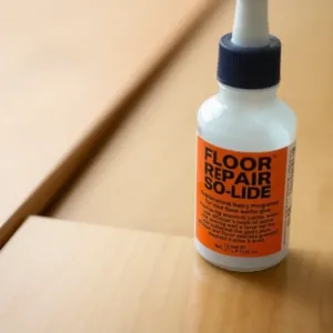 Klej do naprawy paneli podłogowych