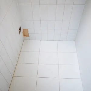 Kolejność układania płytek ściana czy podłoga