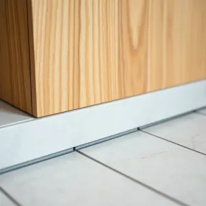 Łączenie paneli z płytkami bez listwy