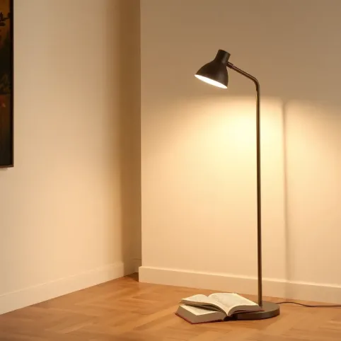 Lampa podłogowa do czytania