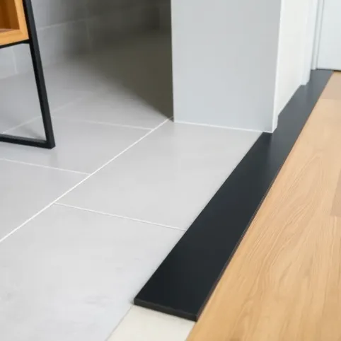 Listwa łącząca panele z płytkami czarna