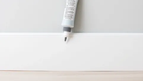 Montaż listew przypodłogowych PCV na klej