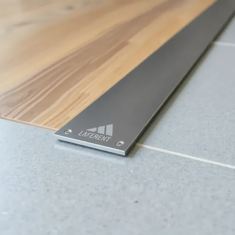 Montaż listwy łączącej panele z płytkami