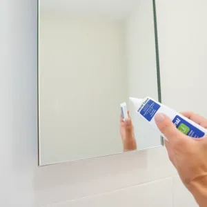 Montaż lustra na płytkach