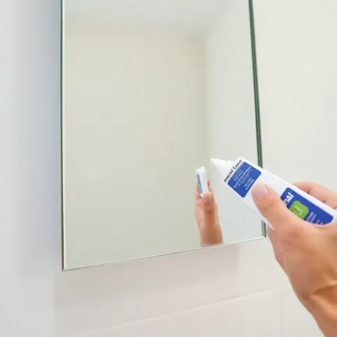 Montaż lustra na płytkach