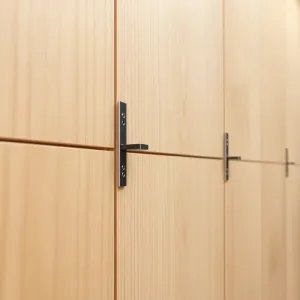 Montaż paneli ściennych na klamry