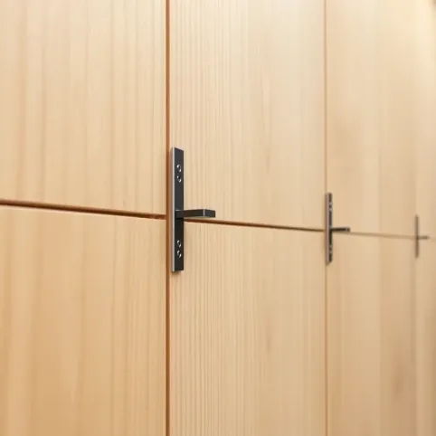 Montaż paneli ściennych na klamry