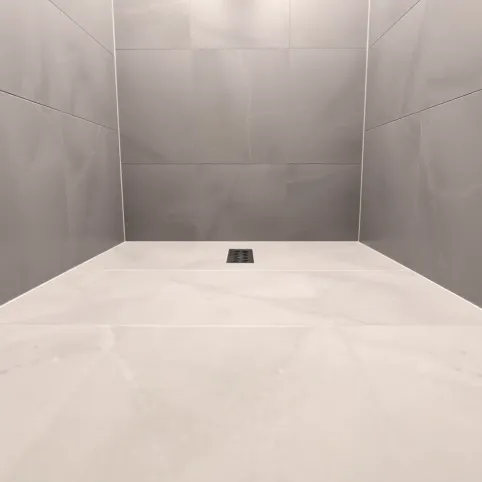 Odpływ ścienny czy podłogowy