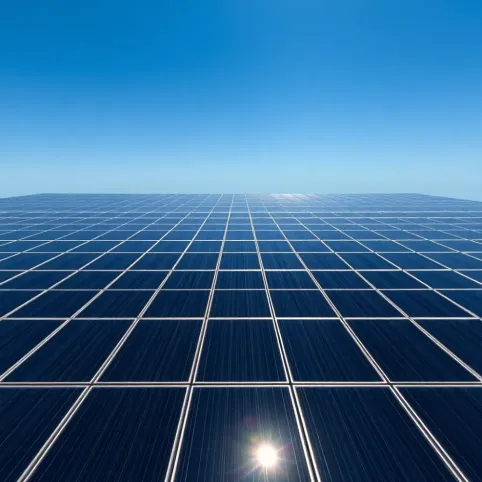 Panele fotowoltaiczne montaż na dachu płaskim