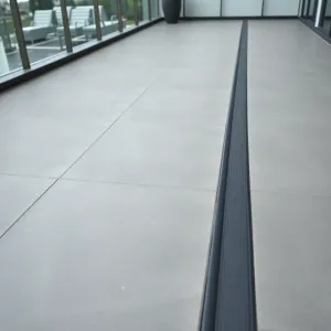 Płytki na balkon z okapnikiem