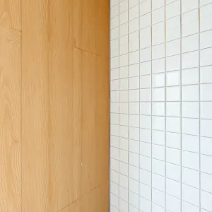 Płytki na płytę OSB w łazience