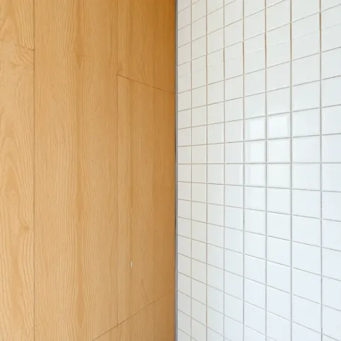 Płytki na płytę OSB w łazience