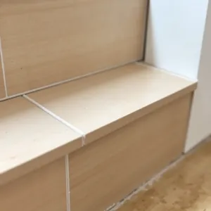 Płytki na schodach jak układać