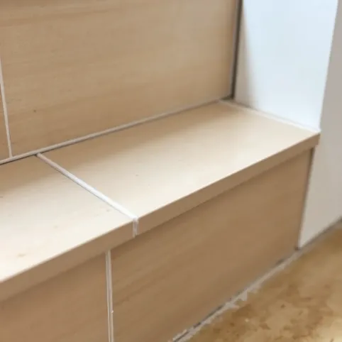 Płytki na schodach jak układać