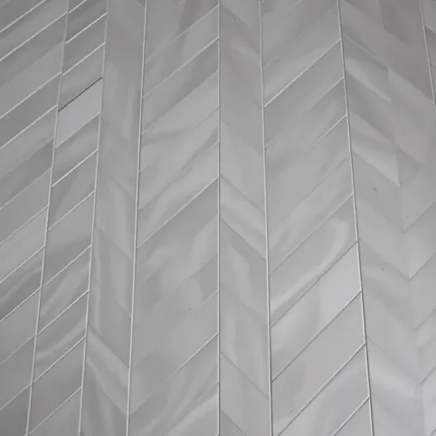 Płytki w jodełkę na podłodze