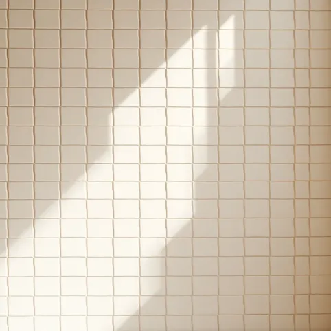 Płytki w jodełkę na ścianie łazienka