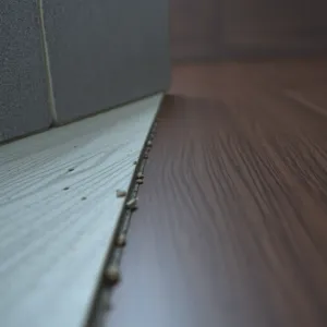 Szczelina między płytkami a podłogą