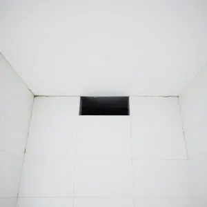 Szczelina między płytkami a sufitem