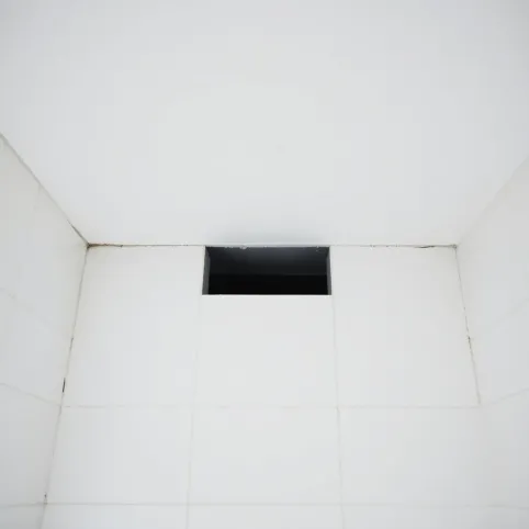 Szczelina między płytkami a sufitem