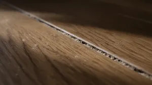 Szpara między deskami podłogi inaczej