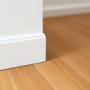 Szpara między listwą a podłogą