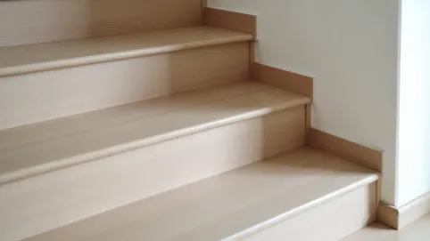 Układanie paneli winylowych na schodach