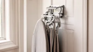 Wieszak na deskę do prasowania na DRZWI