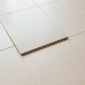 Za mało kleju pod płytkami