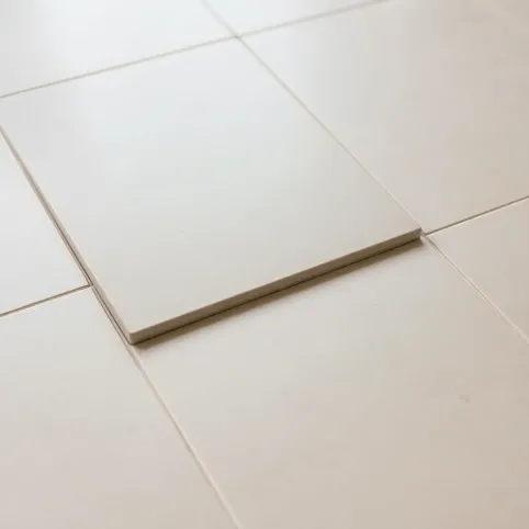 Za mało kleju pod płytkami