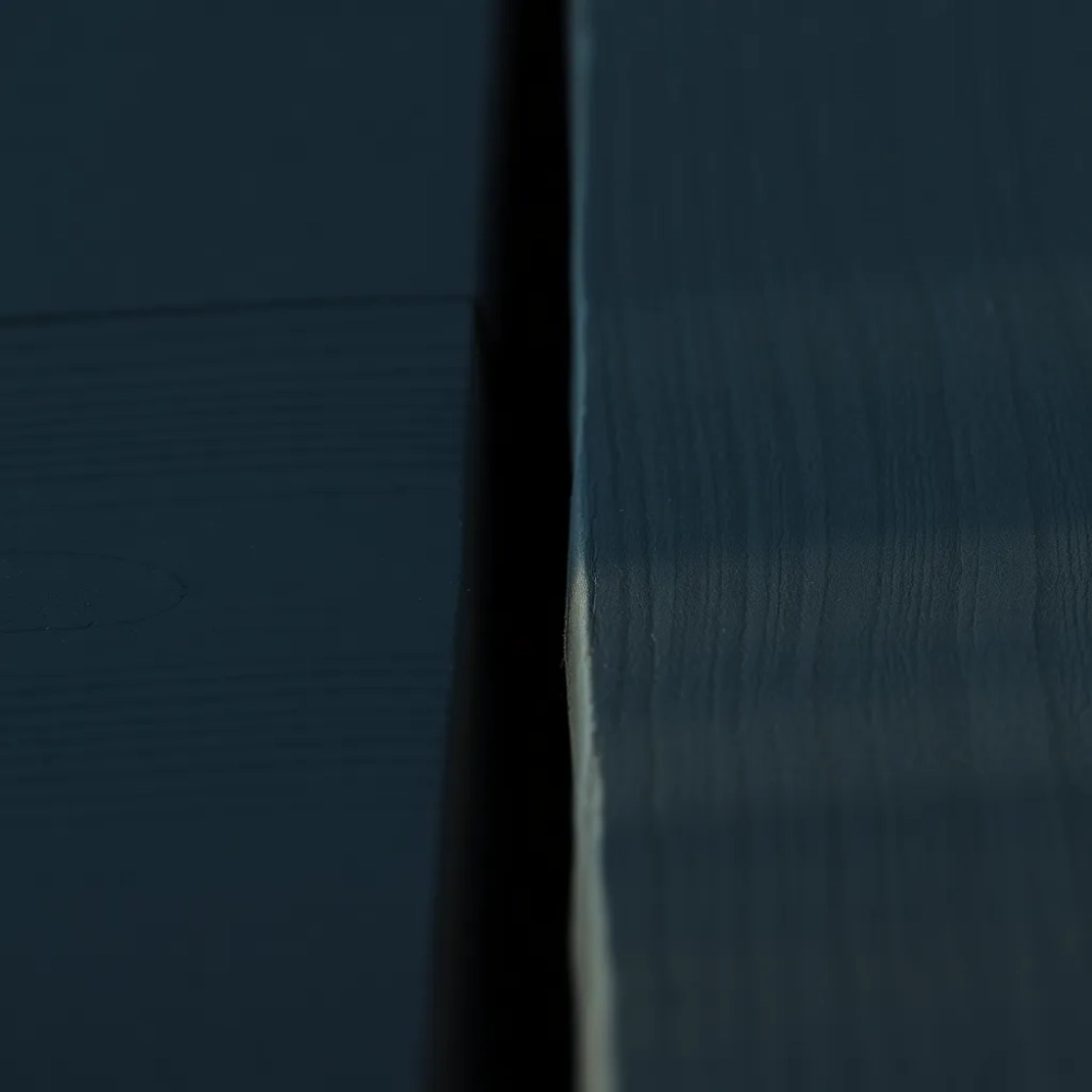 Szczelina między deskami tarasowymi