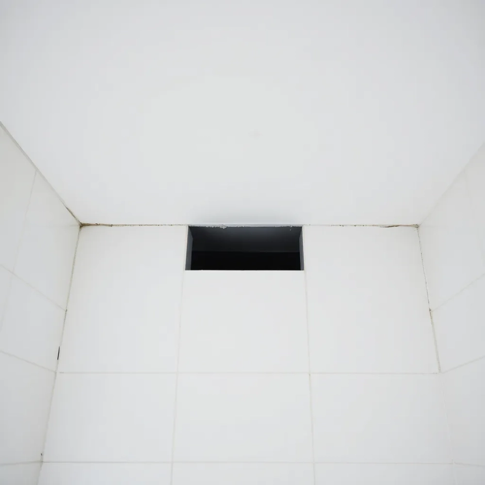 Szczelina między płytkami a sufitem