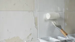 jak pomalować płytki gipsowe na ścianie